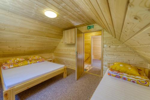 a sauna with two beds in a cabin at Ośrodek Wypoczynkowy Nemo in Krynica Morska
