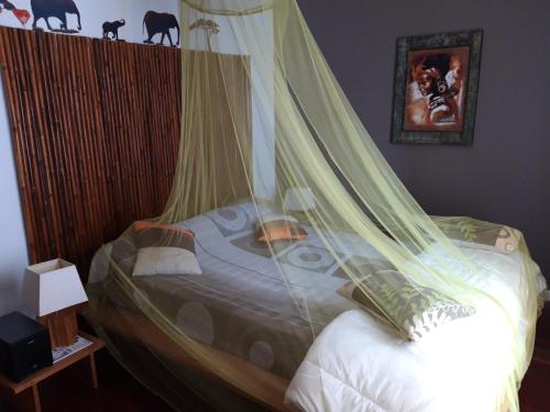 une chambre avec un lit avec moustiquaire dans l'établissement Lavandajo, à Canari