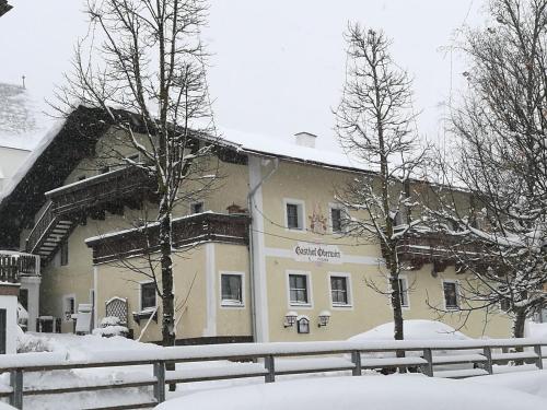 a building with a fence in the snow at Gasthof Oberwirt in Lend