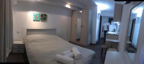 Llit o llits en una habitació de Kerem Suites