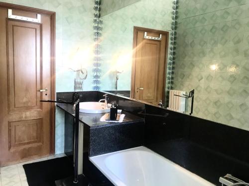 a bathroom with a sink and a bath tub at Gio del Mar con Vista sullo Jonio in Cariati