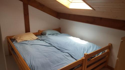 Village Océlandes 187 في سان جوليان-أون-بورن: سرير كبير في غرفة ذات سقف