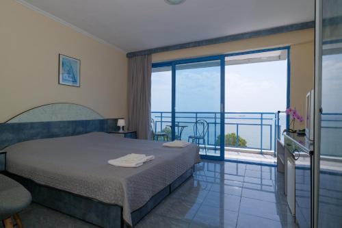 Llit o llits en una habitació de Hotel Iceberg