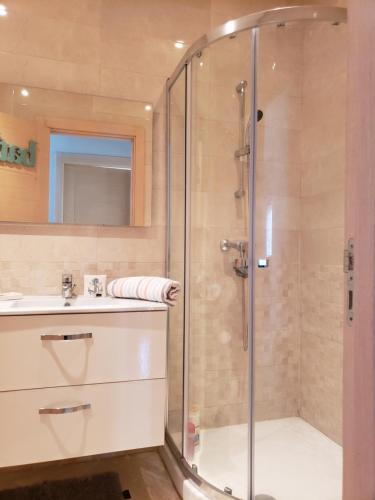 een badkamer met een douche en een wastafel bij CASA BAY BEACH RETREAT in Sidi Rahal