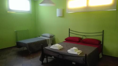 Habitación verde con 2 camas y mesa en Il Giardino di Silvia en Veglie