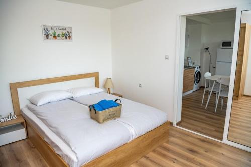 um quarto com uma cama com um cesto em Apartment Vazrozhdenska em Veliko Tarnovo