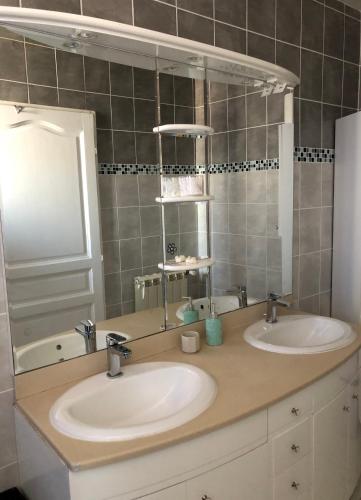 une salle de bain avec deux lavabos et un miroir dans l'établissement Villa 605 - climatisé, à Tain-lʼHermitage