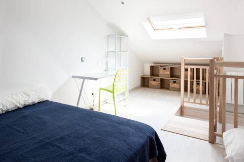 une chambre avec un lit, un bureau et une table dans l'établissement Les Beaux Rivages - Superbe T1 bis de 35 m2 - stationnement gratuit - proche gare et port - Apt Gauche, à La Rochelle