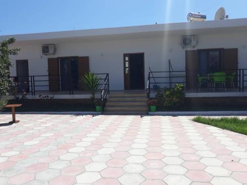 Edificio en el que se encuentra el hostal o pensión