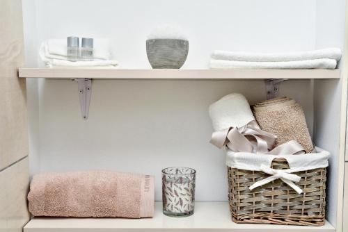 półka z ręcznikami i koszem w łazience w obiekcie Apartman Mare w mieście Zadar
