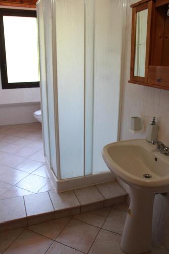 bagno con doccia e lavandino di Appartamento a Villa degli Oleandri a Noto