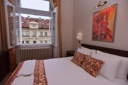 Ένα ή περισσότερα κρεβάτια σε δωμάτιο στο Hotel Beograd