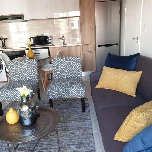 una sala de estar con un sofá y una mesa en The Blyde Lagoon, Pretoria, en Pretoria