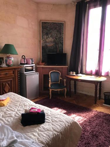 ボルドーにあるvioletteのベッドルーム1室(ベッド1台、デスク、椅子付)