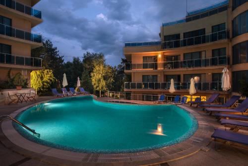 a swimming pool in front of a hotel at Apart Complex Aquamarine in Obzor