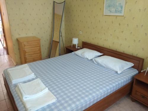 - une chambre avec un lit doté de draps et d'oreillers blancs dans l'établissement Moni Apartment, à Nessebar