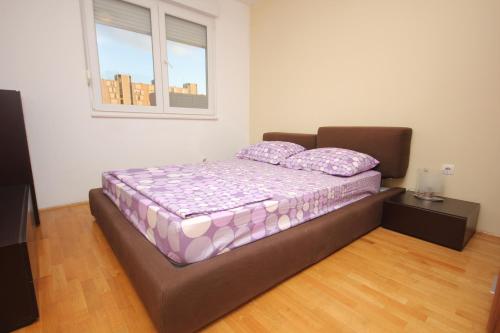 een bed met twee kussens in een kamer bij Apartment Karlo near the most beautiful beach Žnjan in Split