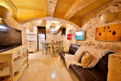 una sala de estar con un sofá y una mesa en MYN Zondadari, en Rabat