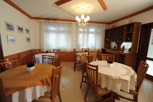 Restaurant ou autre lieu de restauration dans l'établissement Pousada Vilage Inn Capivari Campos do Jordão