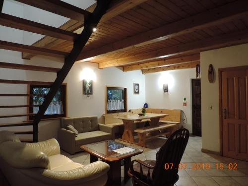 uma sala de estar com um sofá e uma mesa em Guest House Nanos em Vipava