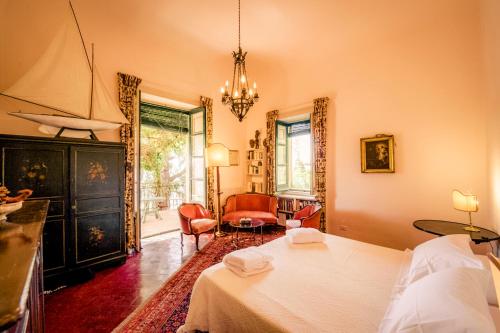 Schlafzimmer mit einem Bett und einem Kronleuchter in der Unterkunft Villa Gemmellaro in Taormina