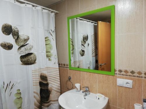 bagno con lavandino e specchio verde di Atico con piscina privada a Vera