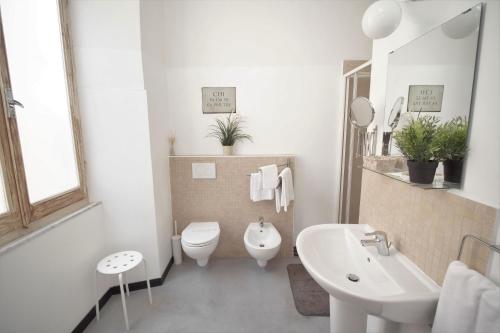 ラ・スペツィアにあるPorta Marinaの白いバスルーム(トイレ、シンク付)