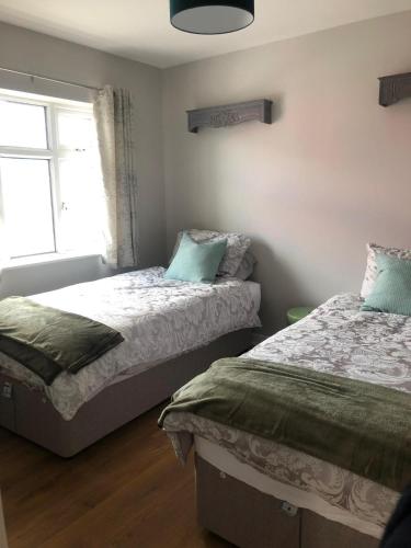 sypialnia z 2 łóżkami i oknem w obiekcie Castle View w mieście Listowel