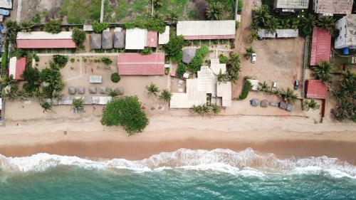 an aerial view of a beach with houses and the ocean at CASE de ROBINSON in Lomé