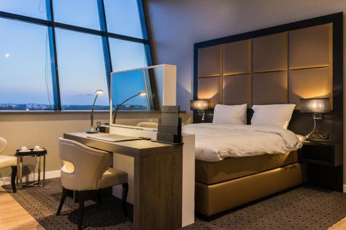 Postel nebo postele na pokoji v ubytování Riva hotel Den Haag - Delft