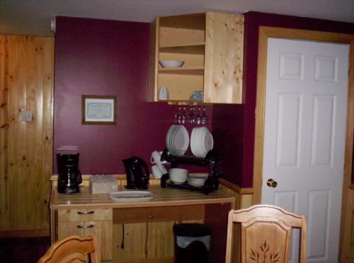 a kitchen with a table and a counter top at Gîte Au p'tit bonheur B&B in Coaticook