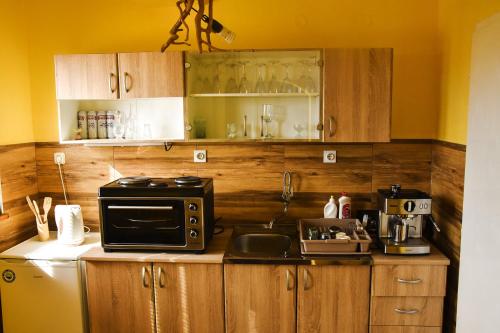 A kitchen or kitchenette at Tree apartment