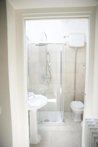 ein Badezimmer mit Dusche, Waschbecken und Toilette in der Unterkunft NMCpalace in Corato