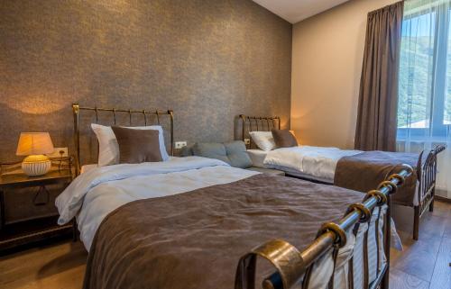 Un pat sau paturi într-o cameră la Travel Inn Kazbegi