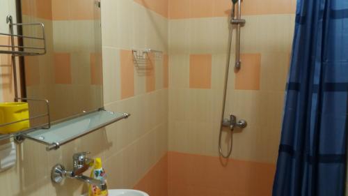 a bathroom with a sink and a shower with a mirror at Къща за гости DANI DREAM in Sapareva Banya