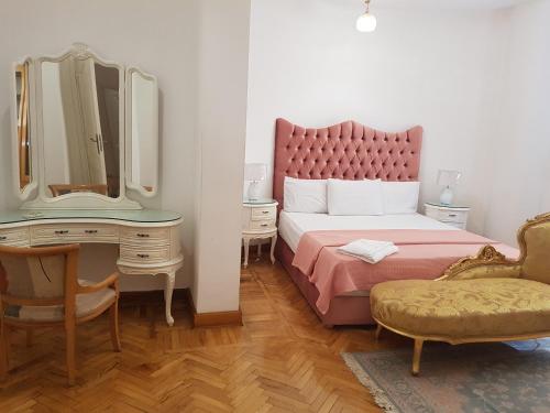 - une chambre avec un lit, une coiffeuse et un miroir dans l'établissement Choueifat Residence Families Only, au Caire