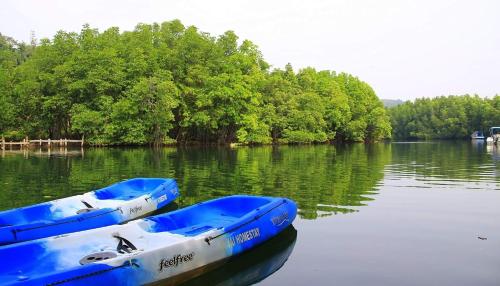 two blue and white boats on a body of water at TA YAI HOMESTAY (ตา ยาย โฮมสเตย์) in Ko Kood