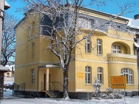 
Obiekt Pensjonat - Restauracja Żółty Domek zimą
