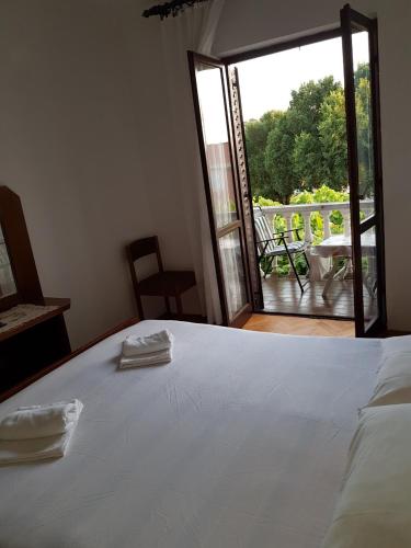 Ένα ή περισσότερα κρεβάτια σε δωμάτιο στο Sobe i apartmani Marović