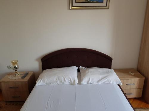 En eller flere senge i et værelse på Sobe i apartmani Marović