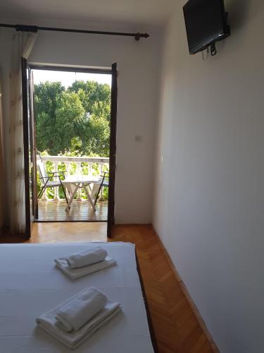 Ένα ή περισσότερα κρεβάτια σε δωμάτιο στο Sobe i apartmani Marović