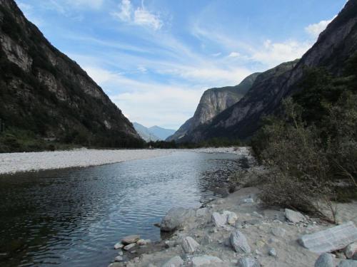 a river in the middle of a valley with mountains at Rustico Ca d'Damunt in Cevio