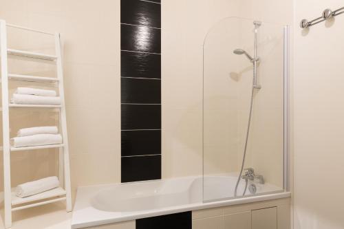 a bathroom with a shower and a white tub at Hôtel Le Haut des Lys in Villandry