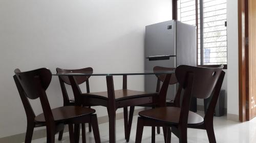 達卡的住宿－Sufia House Apartment，餐桌、椅子和冰箱