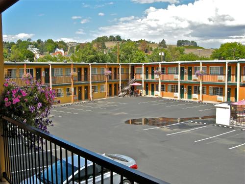 an empty parking lot in front of a motel at Americas Best Value Inn - Pendleton in Pendleton