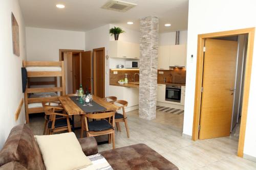 een eetkamer en keuken met een tafel en stoelen bij Trendy Apartment Izola JS in Izola