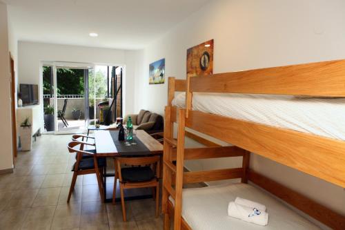 een slaapkamer met een stapelbed en een eetkamer bij Trendy Apartment Izola JS in Izola