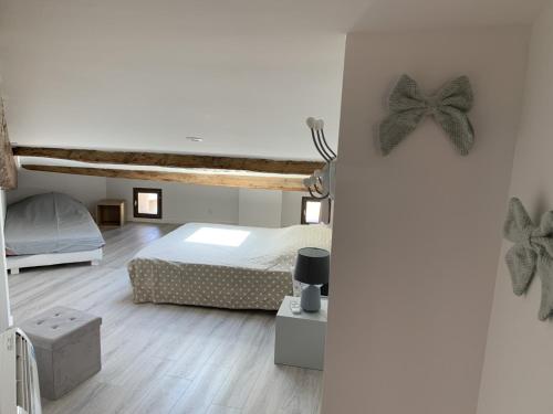 une chambre avec un lit et un parquet dans l'établissement L'Atypique, à Sète