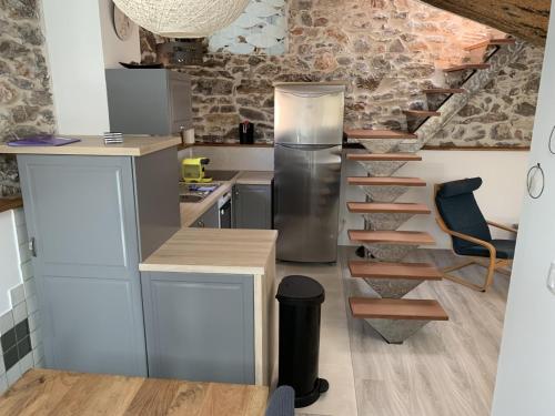 une cuisine avec un escalier en colimaçon dans une pièce dans l'établissement L'Atypique, à Sète