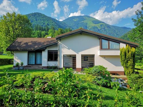 una casa con montagne sullo sfondo di Holiday House Red Deer a Preddvor